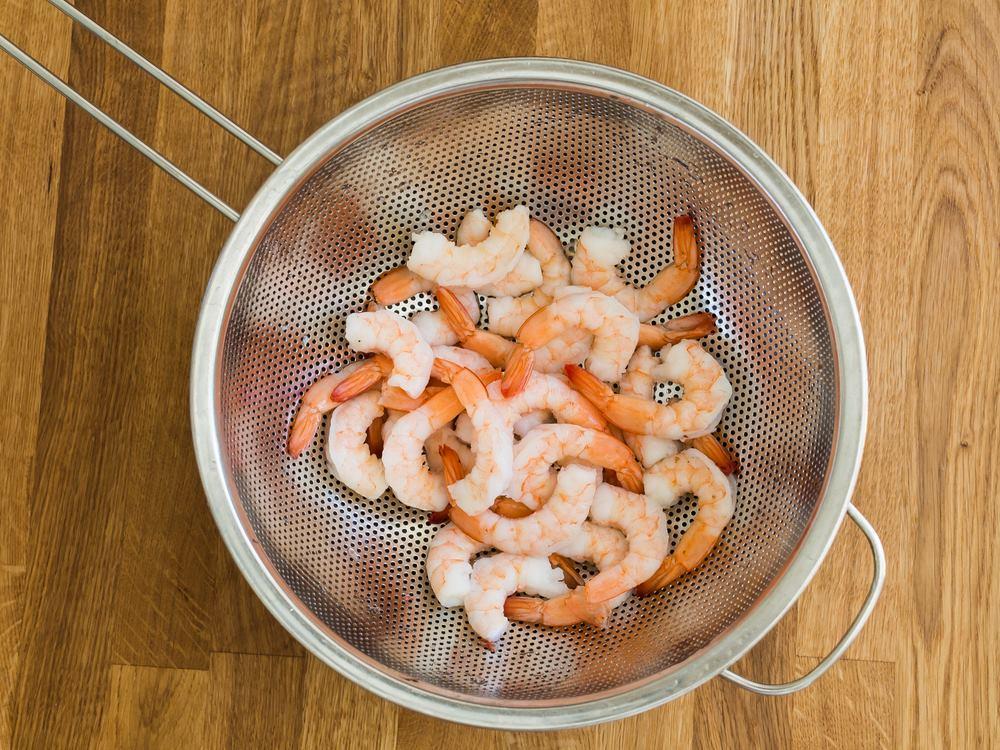 Two Best Methods On How To Defrost Shrimp | CuisineBank.com